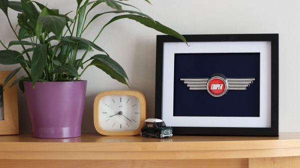 Mini Art - Winged Bonnet Badge - Image 2