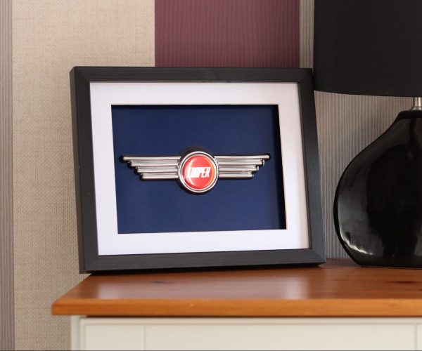 Mini Art - Winged Bonnet Badge